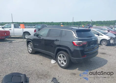 2023 Jeep Compass Latitude 4X4 z USA, uszkodzony, nr VIN 3C4NJDBN3PT531113